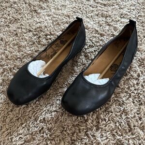 Taos Footwear Women’s Chit Chat Black Flats